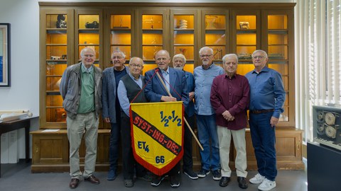 Acht Mitglieder der Seminargruppe mit ihrer Fahne in der Kustodie