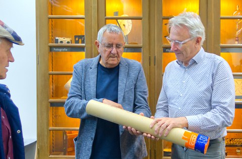 Klaus Bodinus, Mitglied der Seminargruppe 66/ET4, übergibt die FAhne an Dr. Jörg Zaun, Mitarbeiter der Kustodie.