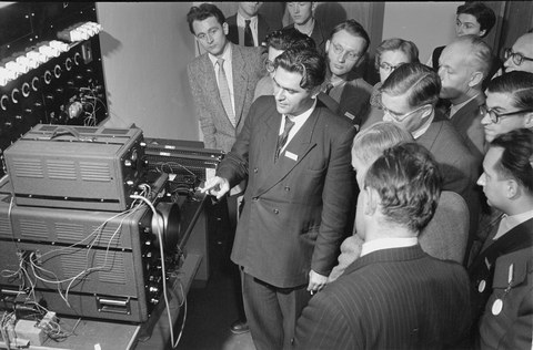 Jahrestagung Deutsche Mathematiker-Vereinigung Dresden 1957: Gruppe von Wissenschaftlern bei der Vorführung einer Gerätebaugruppe durch Prof. Dr. Nikolaus Joachim Lehmann