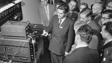 Jahrestagung Deutsche Mathematiker-Vereinigung Dresden 1957: Gruppe von Wissenschaftlern bei der Vorführung einer Gerätebaugruppe durch Prof. Dr. Nikolaus Joachim Lehmann