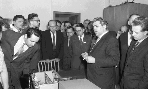 N. J. Lehmann als Direktor des Instituts für Maschinelle Rechentechnik während einer Tagung 1962 
