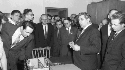 N. J. Lehmann als Direktor des Instituts für Maschinelle Rechentechnik während einer Tagung 1962 