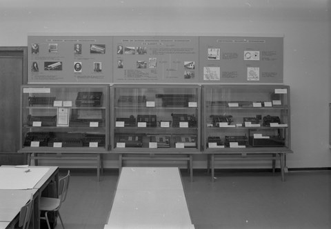 Präsentation der Sammlung Rechenmaschinen im Willers-Bau der TU Dresden, 1980er Jahre