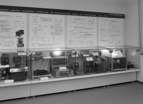 Präsentation der Sammlung Rechenmaschinen im Willers-Bau der TU Dresden, 1980er Jahre