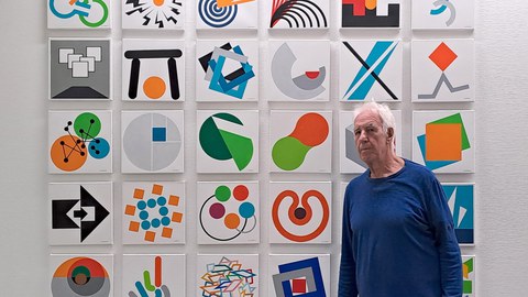 Jochen Stankowski in seiner Ausstellung in der Sammlung Farbenlehre, TUD