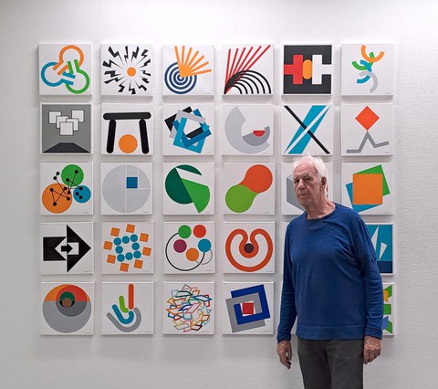 Jochen Stankowski in seiner Ausstellung in der Sammlung Farbenlehre, TUD