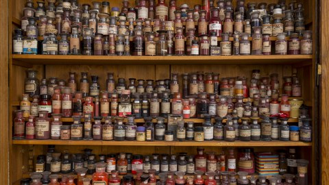 Blick in einen Schrank mit Farbproben