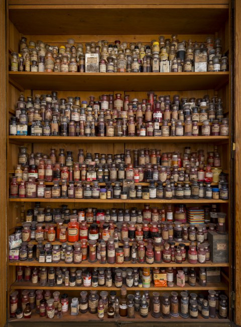 Blick in einen Schrank mit Farbproben