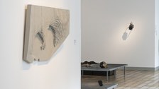 Ausstellungsansicht mit Kunstwerken von Lena von Goedeke