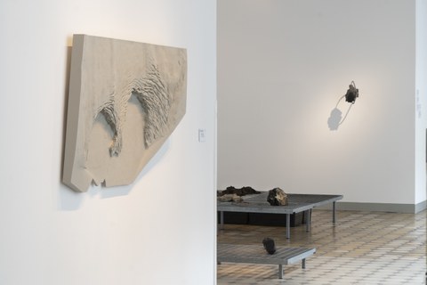 Ausstellungsansicht mit Kunstwerken von Lena von Goedeke
