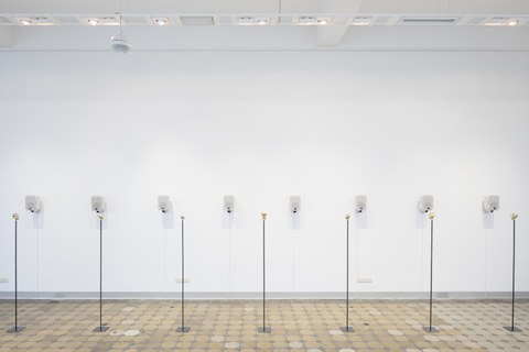 Ausstellungsansicht mit "Golden Tongues" und "Maa Kheru" von Christian Kosmas Mayer, Schaufler Residency 2020