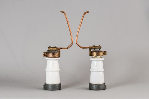 Paar Hörner-Ableiter, um 1920 (TU Dresden, Sammlung Hochspannungstechnik)