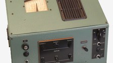 Das Bild zeigt ein Gerät zur elektronischen Erzeugung von Vokalen aus dem Jahr 1962