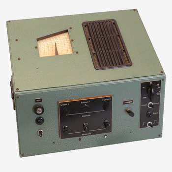 Das Bild zeigt ein Gerät zur elektronischen Erzeugung von Vokalen aus dem Jahr 1962