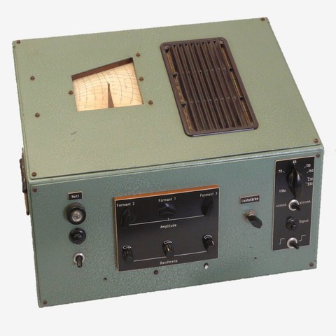 Das Bild zeigt ein Gerät zur elektronischen Erzeugung von Vokalen aus dem Jahr 1962