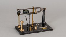 Wagnerscher Hammer Meiser & Mertig, Dresden um 1930 (TU Dresden, Physikalische Gerätesammlung)