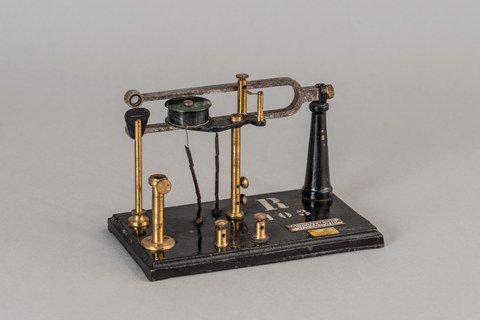 Wagnerscher Hammer Meiser & Mertig, Dresden um 1930 (TU Dresden, Physikalische Gerätesammlung)
