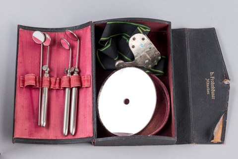 Taschenbesteck zur Kehlkopfuntersuchung (TU Dresden, Medizinhistorische Sammlung)