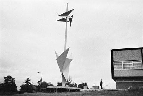 Ein Foto der Skulptur "Mast mit zwei Faltungszonen" von Hermann Glöckner