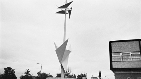 Ein Foto der Skulptur "Mast mit zwei Faltungszonen" von Hermann Glöckner