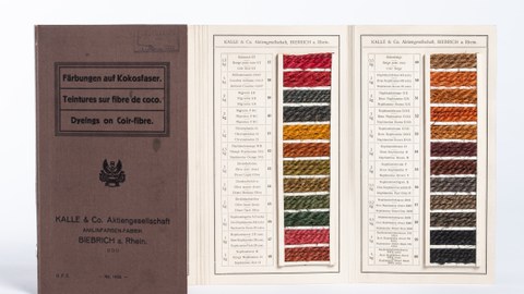 Farbmusterkarte zur Färbung von Kokosfasern der Firma Kalle und Co, 1922.