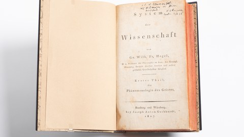 Erstausgabe von Georg Wilhelm Friedrich Hegels frühem Hauptwerk „Phänomenologie des Geistes“, die Victor Klemperer 1937 seinem Freund, dem Dresdner Arbeitspsychologen Walter Blumenfeld, zum Abschied ins Exil schenkte.