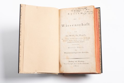 Erstausgabe von Georg Wilhelm Friedrich Hegels frühem Hauptwerk „Phänomenologie des Geistes“, die Victor Klemperer 1937 seinem Freund, dem Dresdner Arbeitspsychologen Walter Blumenfeld, zum Abschied ins Exil schenkte.