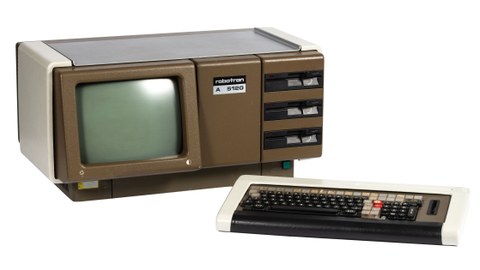 Ein historischer Computer von robotron