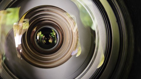 Foto der Linse eines Kamerobjektivs in Nahaufnahme.