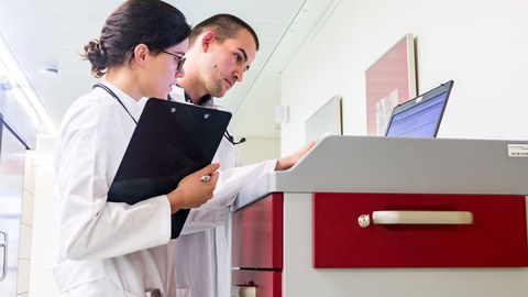 Zwei Ärtze in Klinik beim Befunde lesen