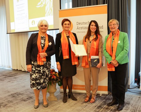 (v.l.) DÄB-Präsidentin Dr. Christiane Groß; Vorsitzende des Kuratoriums für den Wissenschaftspreis, Dr. Margareta Schlipf; Preisträgerin Dr. Suzan Al-Gburi; Juryvorsitzende Prof. Gabriele Kaczmarczyk