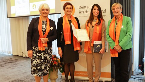 (v.l.) DÄB-Präsidentin Dr. Christiane Groß; Vorsitzende des Kuratoriums für den Wissenschaftspreis, Dr. Margareta Schlipf; Preisträgerin Dr. Suzan Al-Gburi; Juryvorsitzende Prof. Gabriele Kaczmarczyk