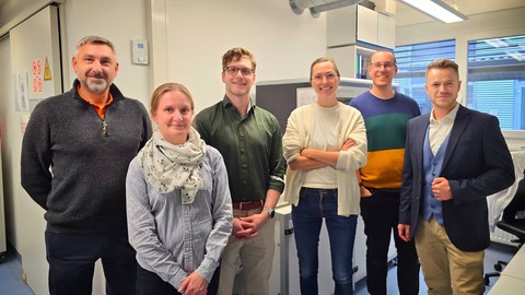 Hilde Laeremans (NL) Rick Njiboer (NL) Waldemar Janzen (LvL Nick Wolter (LvL) und Heidi Altmann gemeinsam vor PBMC Robotik