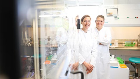 Dr. Heidi Altmann (spokesperson for the BioBank) and Prof. Dr. Triantafyllos Chavakis (director of the Center for Laboratory Diagnostics)