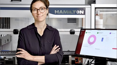 Dr. Heidi Altmann vor Hamilton Robotik der BioBank Dresden