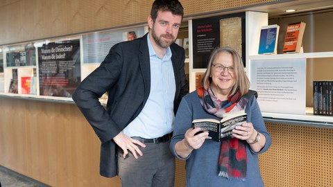 Prof. Dr. med. Florian Bruns und Dr. phil. Marina Lienert präsentieren die neue Sonderausstellung "Schwarze Bücher"