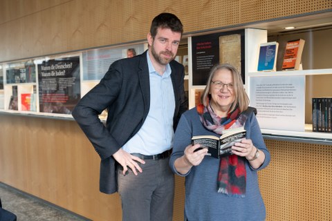 Prof. Dr. med. Florian Bruns und Dr. phil. Marina Lienert präsentieren die neue Sonderausstellung "Schwarze Bücher"