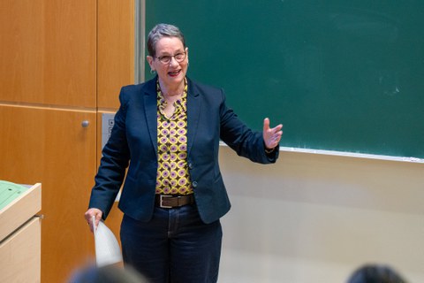 Prof. Dr. Sabine Schleiermacher, Charité – Universitätsmedizin Berlin, hielt einen wissenschaftlichen Vortrag zur Eröffnung