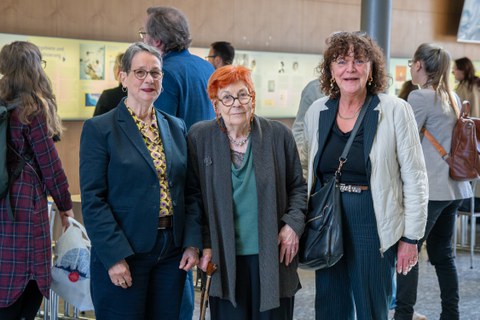 Drei Pionierinnen der Forschung zu Ärztinnen in der Medizingeschichte waren zur Ausstellungseröffnung zu Gast (v.l.n.r.): Prof.in Dr. Sabine Schleiermacher, Prof.in Dr. Johanna Bleker, Prof.in Dr. Eva Brinkschulte 
