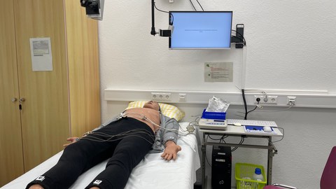 Setup für sensorbasiertes Feedback zur Selbstlerneinheit Anlage eines 12-Kanal-EKG