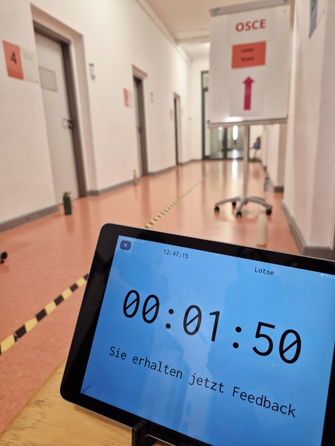 Tablet mit Zeitansage im Objective Structured Clinical Examination