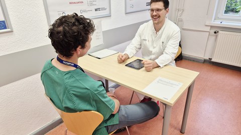 Prüfer gibt Feedback im Objective Structured Clinical Examination