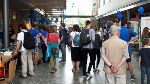 Interessierte besuchen die Angebote im MTZ