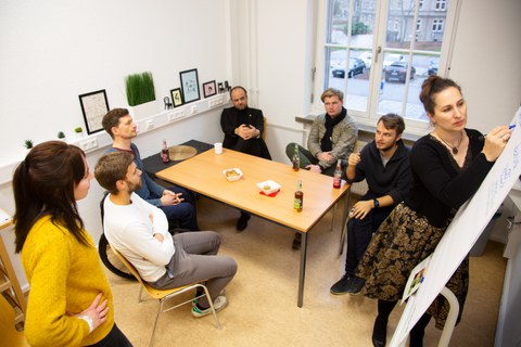 7 Personen sind in einen Gespräch