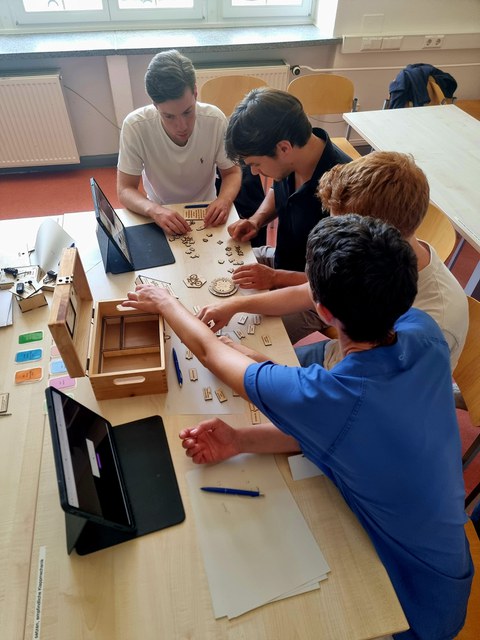 Vier PJ-Studierende arbeiten mit der Alexx-Boxx