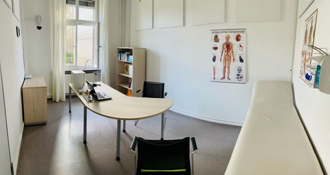 Trainingsraum eingerichtet wie Sprechzimmer in Arztpraxis