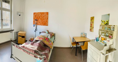 Trainingsraum eingerichtet wie Krankenhauszimmer