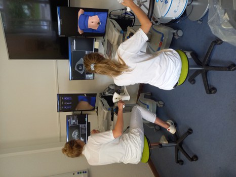 2 Personen trainieren an 2 Sonografie-Simulatoren