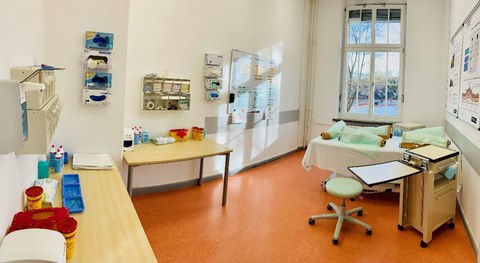 Trainingsraum mit medizinischem Equipment