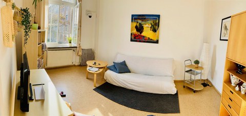 Trainingsraum eingerichtet wie Wohnzimmer für ein häusliches Setting